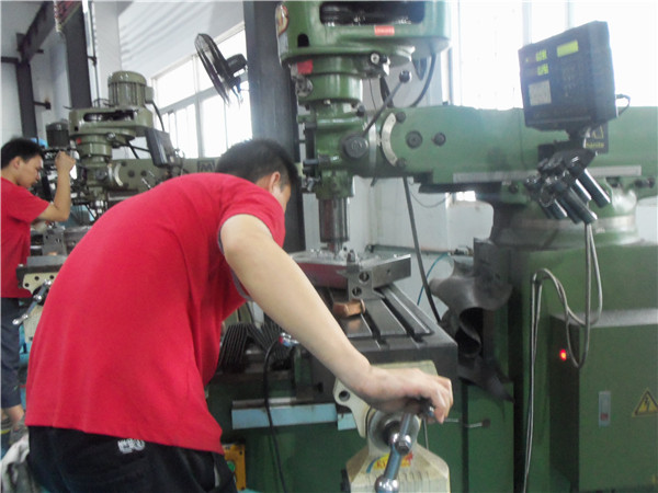 旭錦塑膠模具有限公司，模具車(chē)間人員工作操作