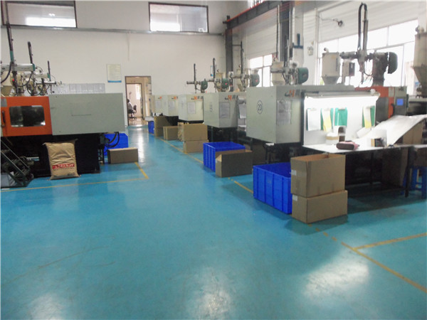 旭錦塑膠模具有限公司，注塑車間